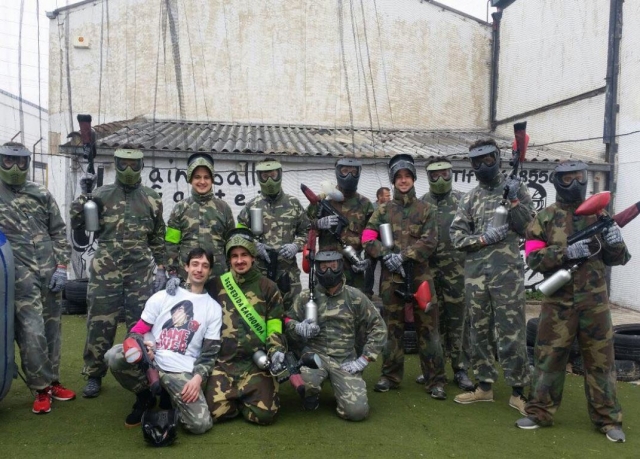  Addio dei ragazzi che giocano a paintball 