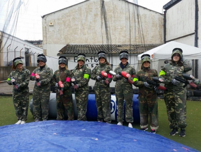  Giocatori attrezzati per il paintball 