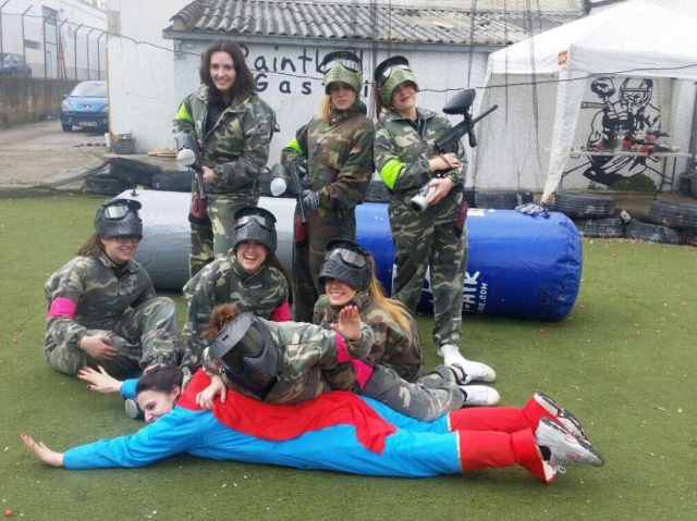  Superfidanzata all'addio con il paintball