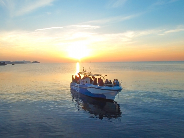 Paseo en barco al atardecer