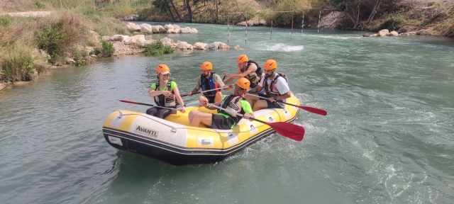  Groupe d'amis pratiquant le rafting à Albacete