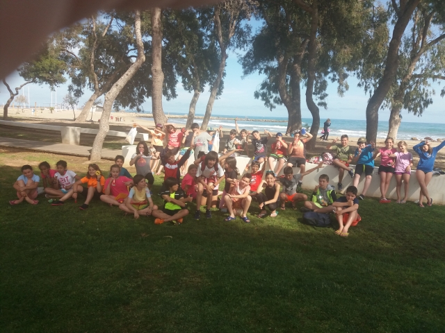 Alumnos en la playa