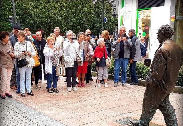  In front of the beautiful sculptures of Oviedo 