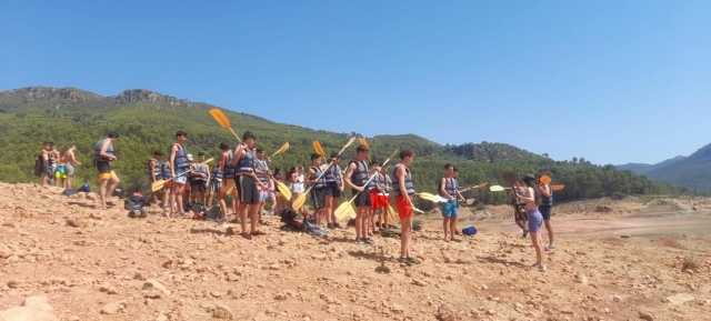 Desportos aquáticos como caiaque 