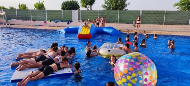  Giochi nella piscina del complesso 