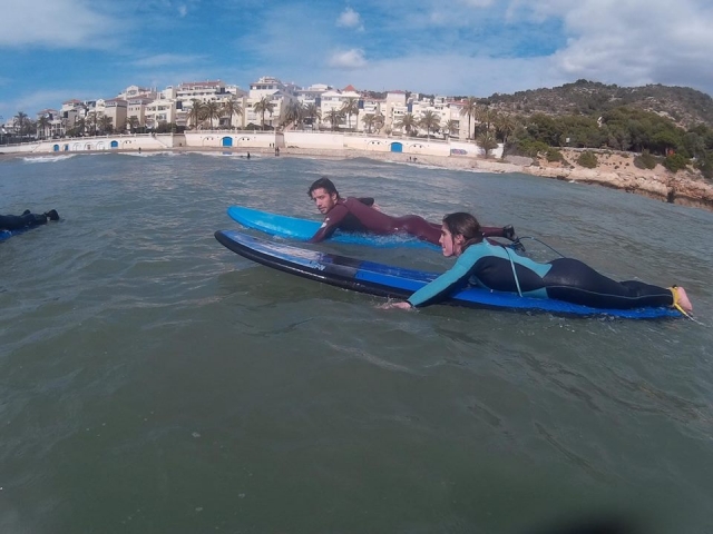 Practicando surf en verano