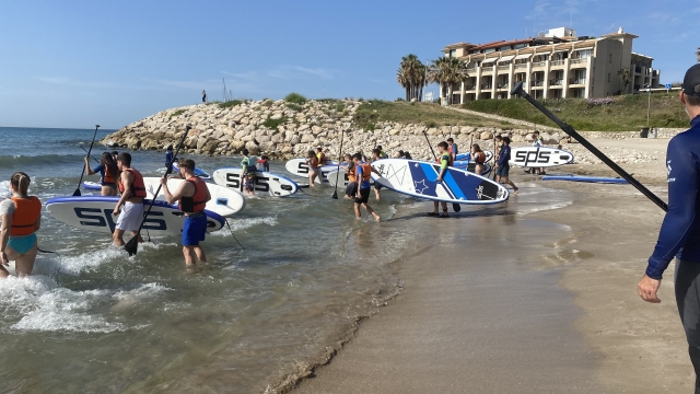 Practicando surf en verano