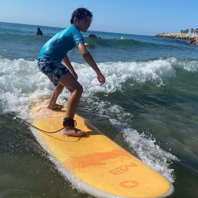 Niño surfeando