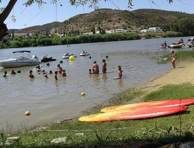  Tavole da paddle surf vicino al fiume