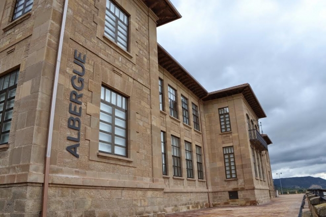 Fachada del albergue