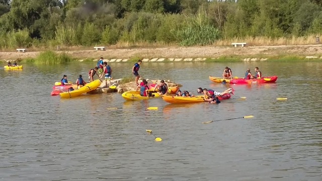 Piraguas en el río