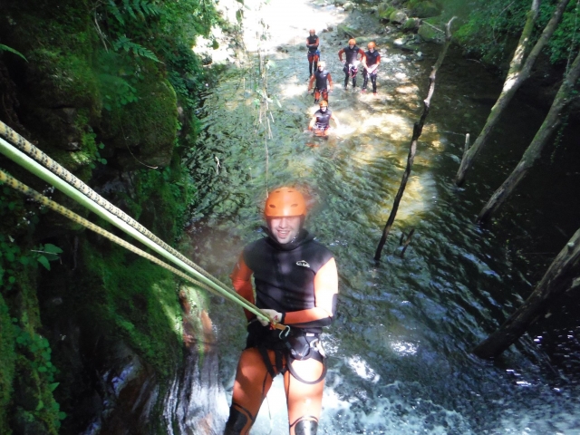 Haciendo rappel en el barranco