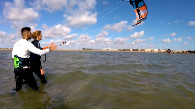  Moniteur dans le cours de kitesurf 