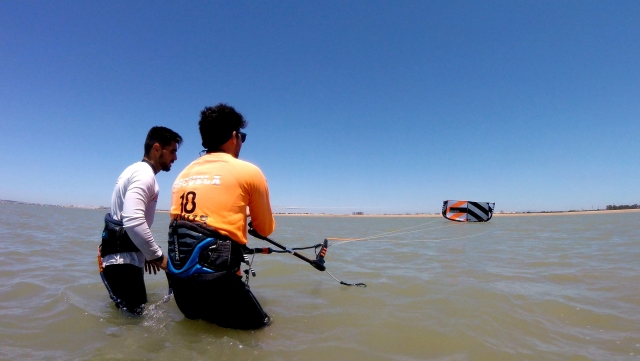 Donner des instructions pendant le cours de kitesurf 