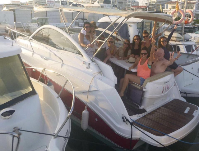 Gruppe von Freunden auf dem Boot 