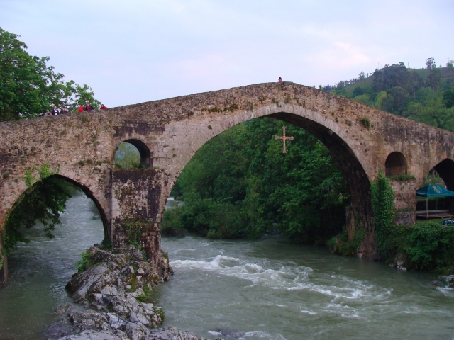 Puente romano sobre el rio Sella