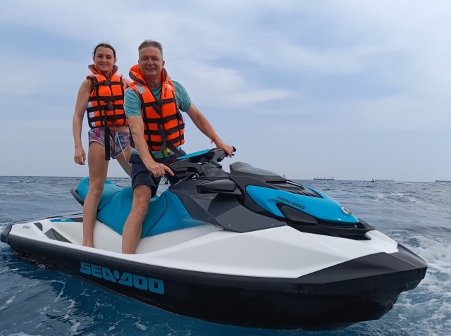 De pie en la moto de agua