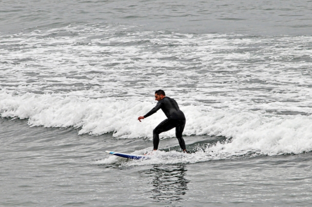  Catching a wave in the sea 