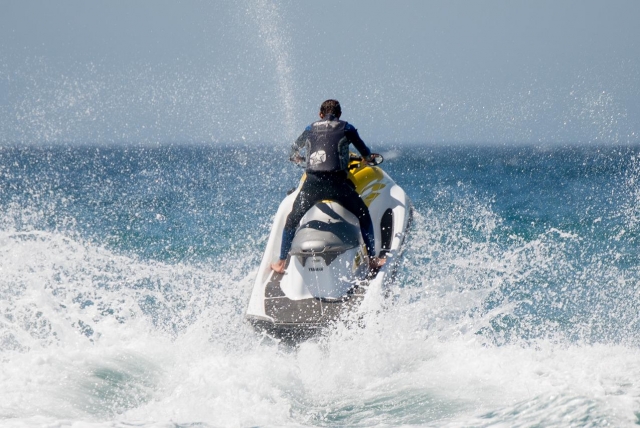 Saltando con la moto de agua