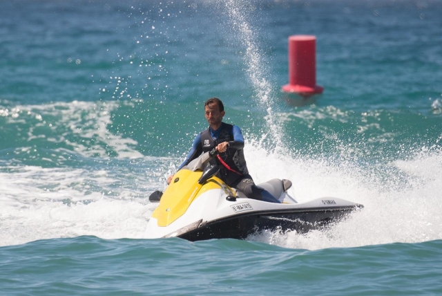 Montando en moto de agua