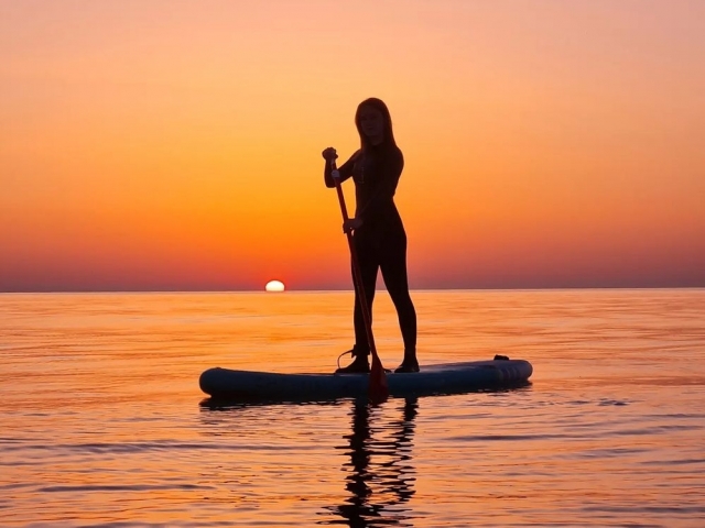 Sobre la tabla de paddle board en Gandía