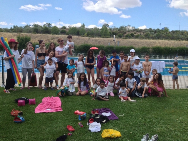 Día de piscina en el campamento