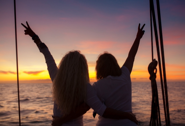 Paseando en barco al atardecer