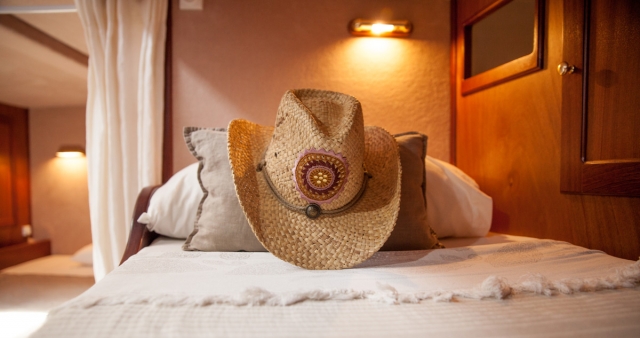 Sombrero en la cama