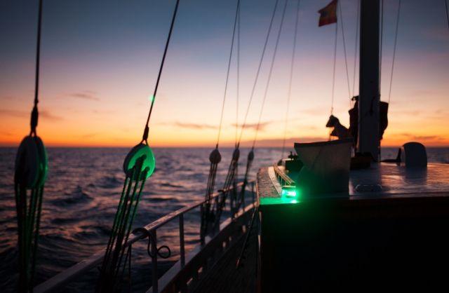 Luces del barco al atardecer
