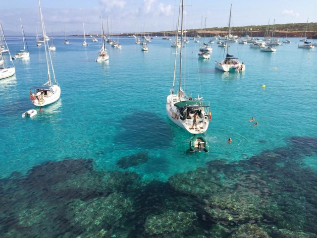 Barcos fondeados