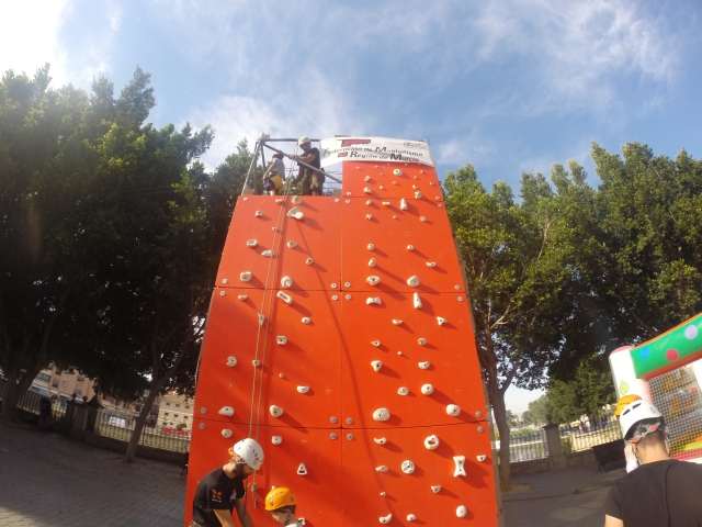 Subiendo por el escalódromo