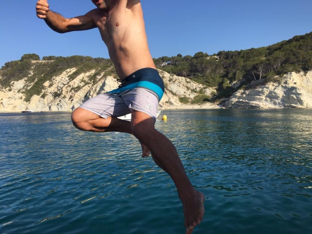  Pular na água 