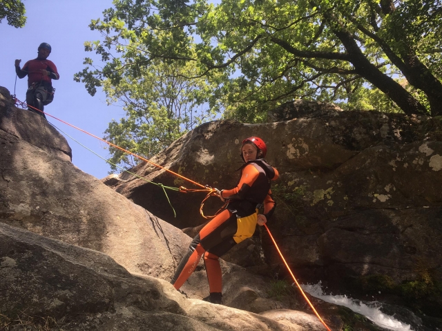 Rapelando en el barranco
