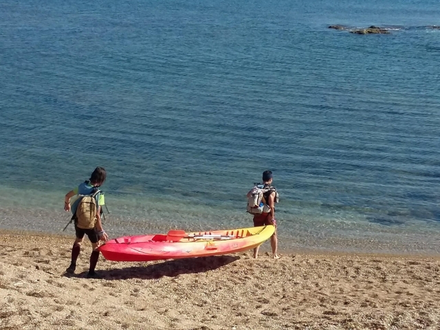  Introduzindo o caiaque no mar 