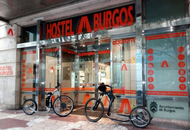  Patins électriques devant l'auberge 