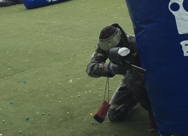  Spieler schießen im Paintball 