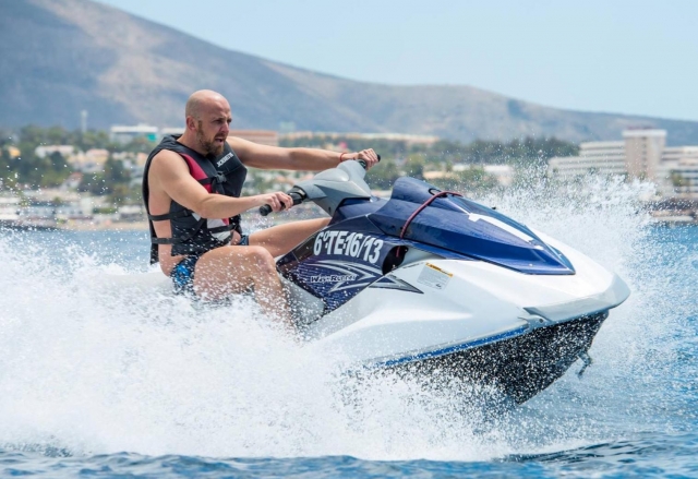 Accelerare la moto d'acqua 