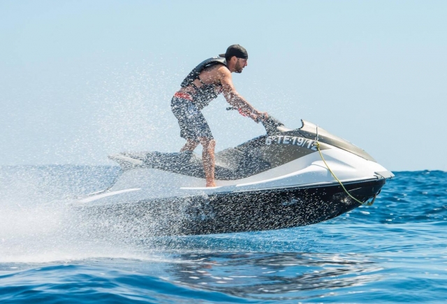  In sella a una moto d'acqua 
