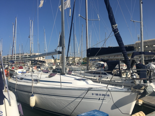  Segelboot im Hafen