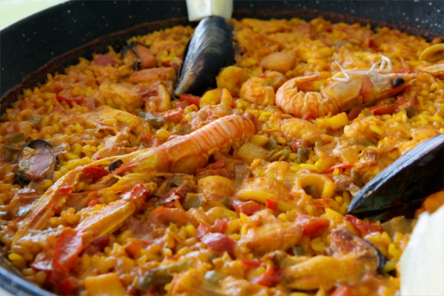  Seafood and cuttlefish paella