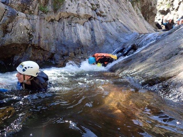  Nager dans la rivière 