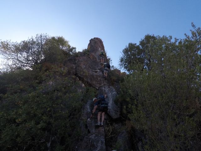 Ascensión en vía ferrata roca en Atajate