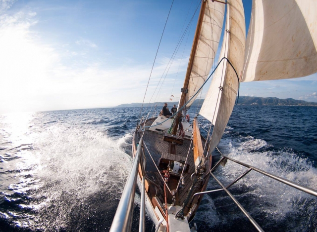  Boot segelt über das Meer 