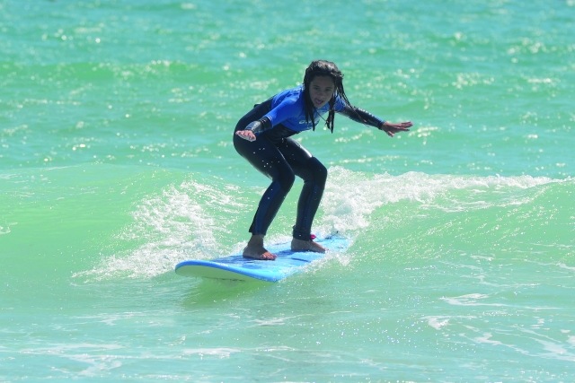 Menina na onda 