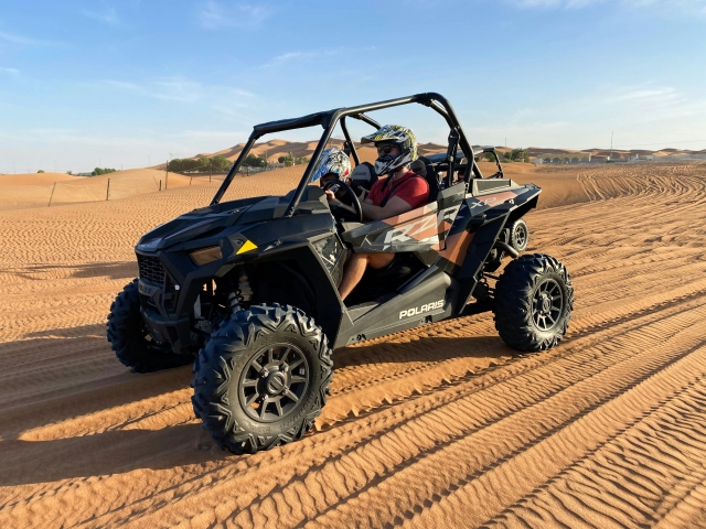 Pilota un buggy biplaza por los caminos de Salou
