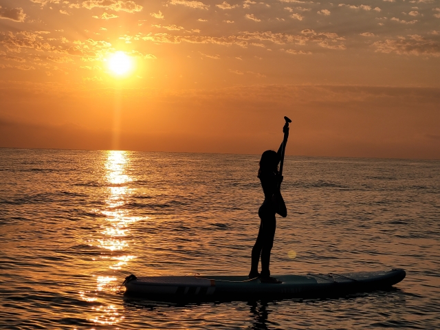  Suba na prancha de paddle surf