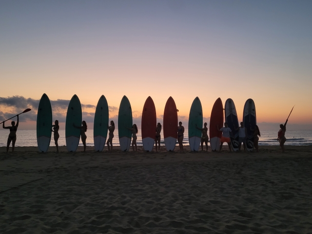  Grupo pronto para iniciar a rota de paddle surf por Valência 