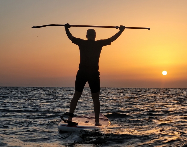  Apreciando o nascer do sol na prancha de paddle surf 