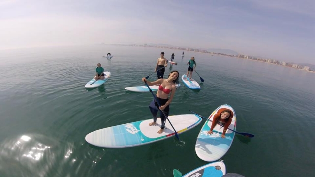 Clase de paddle board en grupo