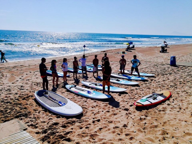 Clase previa de paddle surf en la orilla
